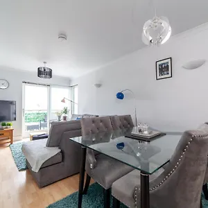 Stylish Chic Retreat: 1-bed, Near Canary Wharf Apartment
